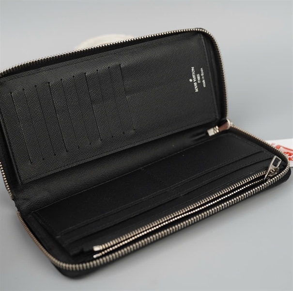 Ví LV ô vuông đen có zip in hình KG+