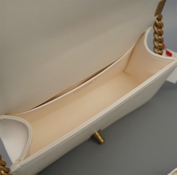 Túi Chanel Boy trắng viền xích vàng (EUX8X8P1) sz24 (BMC) KG+