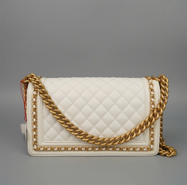 Túi Chanel Boy trắng viền xích vàng (EUX8X8P1) sz24 (BMC) KG+