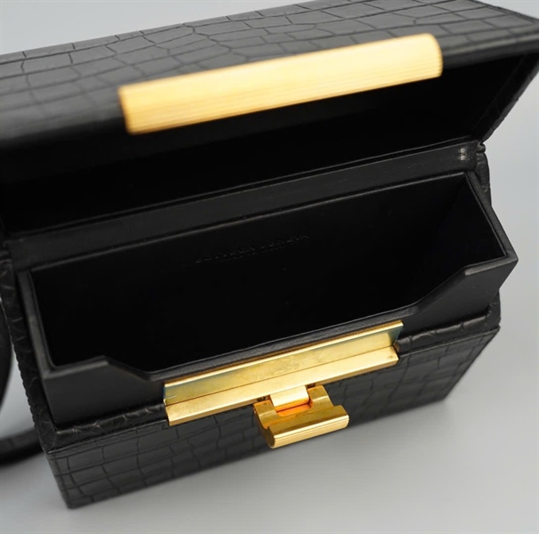 Túi Bottega chữ nhật màu đen sz18 KG+