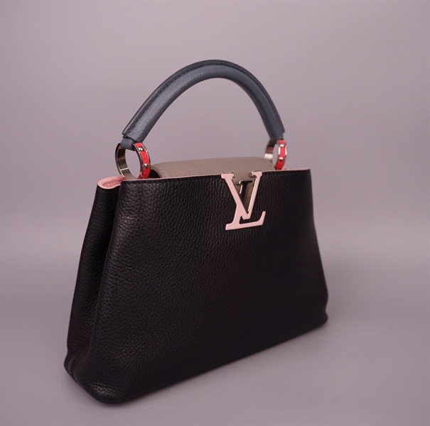 Túi LV Capu đen nắp xám quai xanh sz26 (HC) +
