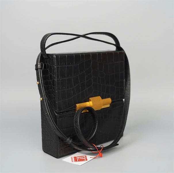 Túi Bottega chữ nhật màu đen sz18 KG+