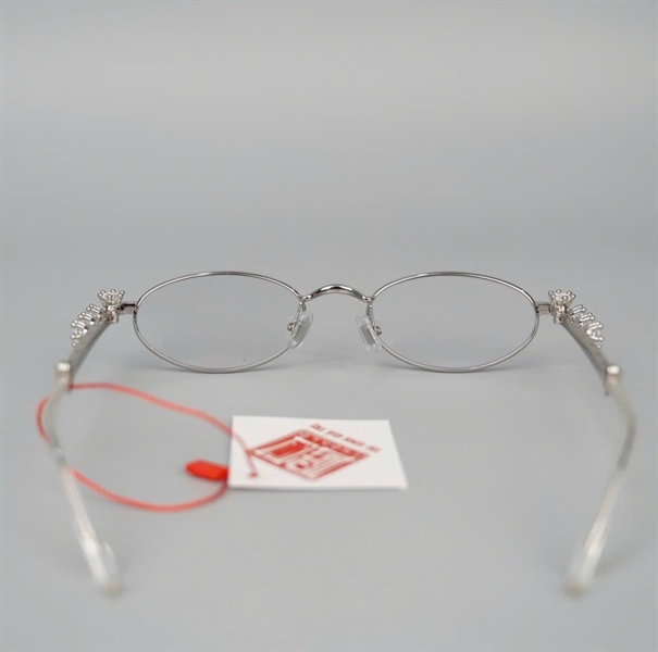 Kính Gentle Monster màu bạc đính đá +