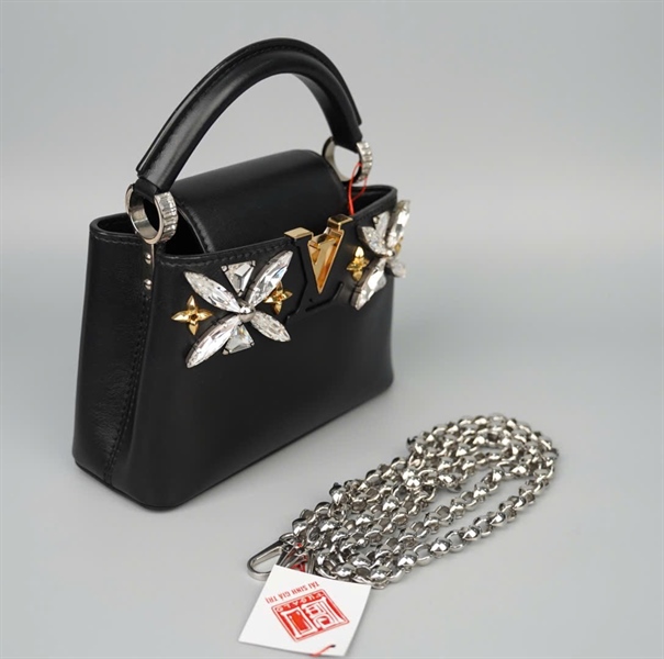 Túi LV Capu đen đính hoa đá sz20 (HC) +