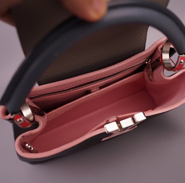 Túi LV Capu đen nắp xám quai xanh sz26 (HC) +