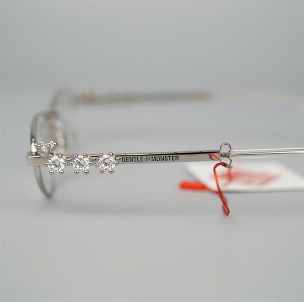 Kính Gentle Monster màu bạc đính đá +