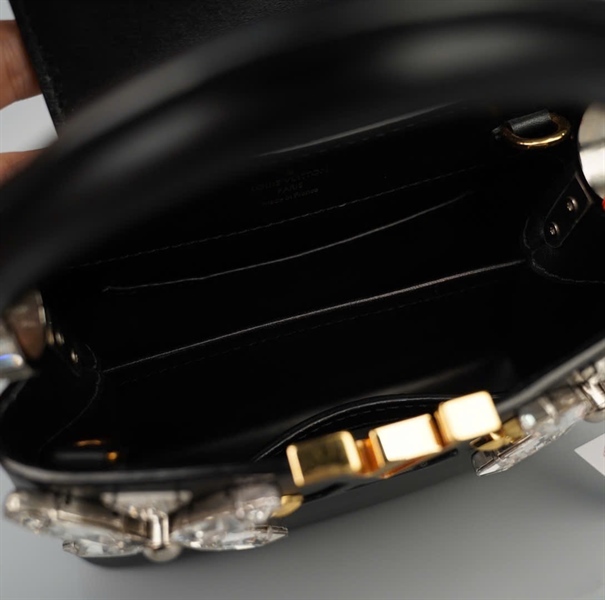 Túi LV Capu đen đính hoa đá sz20 (HC) +