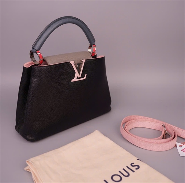 Túi LV Capu đen nắp xám quai xanh sz26 (HC) +