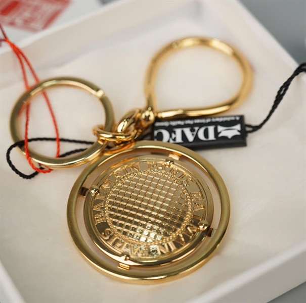 Charm Balmain tròn màu vàng +