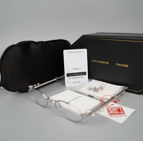 Kính Gentle Monster màu bạc đính đá +