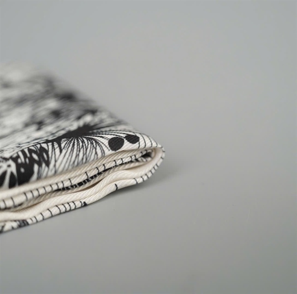 Khăn Dior đen in hình con cò (HC)+