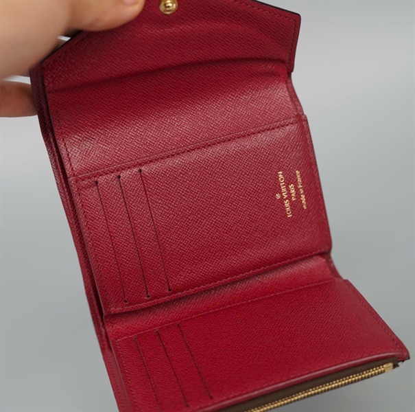 Ví LV hoa nâu nút đỏ (LT) KG+