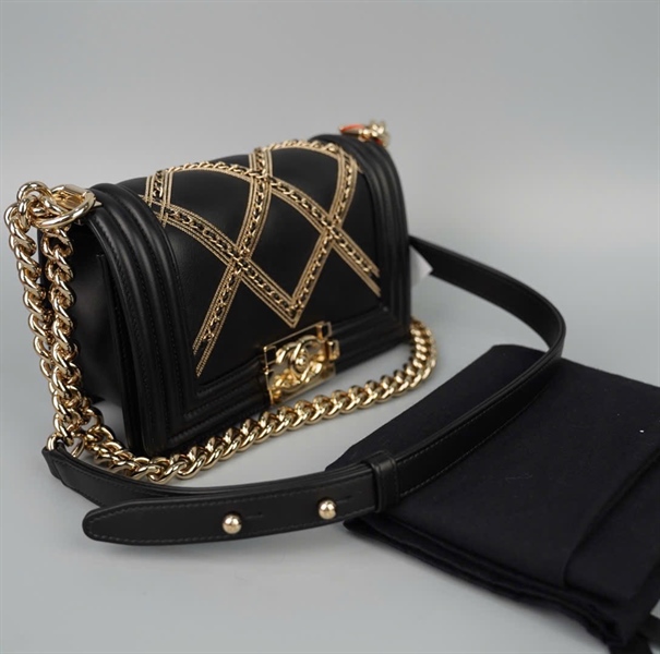 Túi Chanel Boy đen đính dây xích (TTU4JCC4) sz20 (HC)+