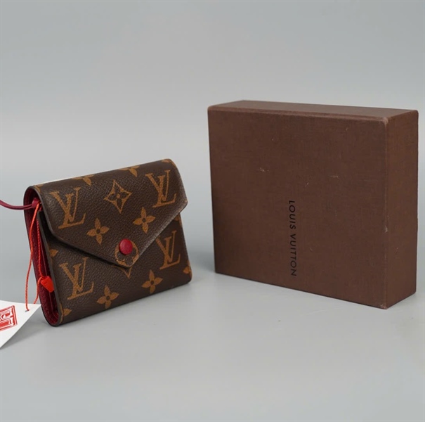 Ví LV hoa nâu nút đỏ (LT) KG+