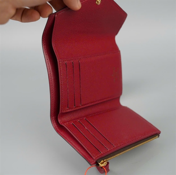 Ví LV hoa nâu nút đỏ (LT) KG+