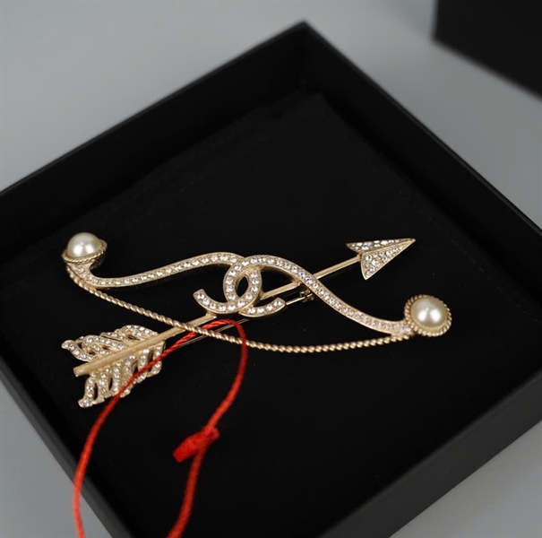 Cài áo Chanel hình cung tên (HC)+