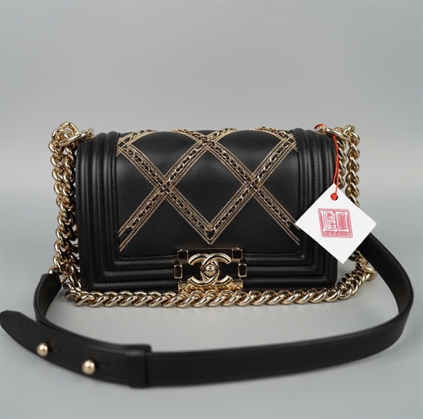 Túi Chanel Boy đen đính dây xích (TTU4JCC4) sz20 (HC)+
