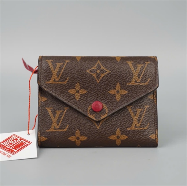 Ví LV hoa nâu nút đỏ (LT) KG+