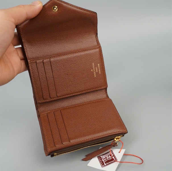 Ví LV hoa nâu nút vàng (LT) KG+