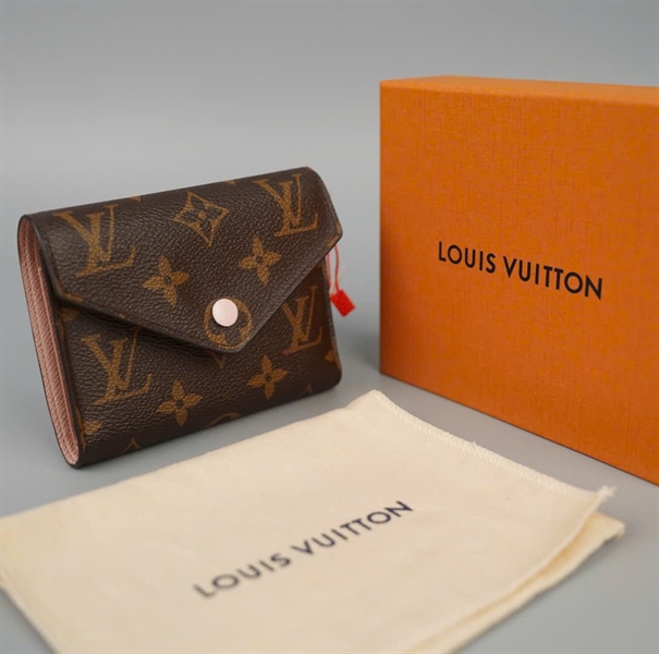 Ví LV hoa nâu nút hồng (LT) KG+