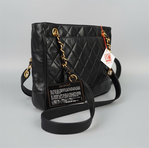 Túi Chanel đen kèm quả cầu vàng (2452983) sz26 KG+