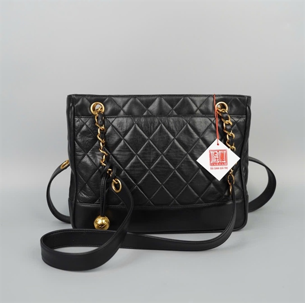 Túi Chanel đen kèm quả cầu vàng (2452983) sz26 KG+