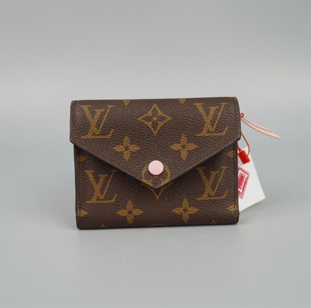 Ví LV hoa nâu nút hồng (LT) KG+