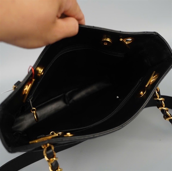 Túi Chanel đen kèm quả cầu vàng (2452983) sz26 KG+