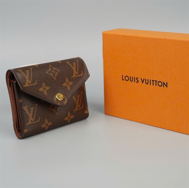 Ví LV hoa nâu nút vàng (LT) KG+