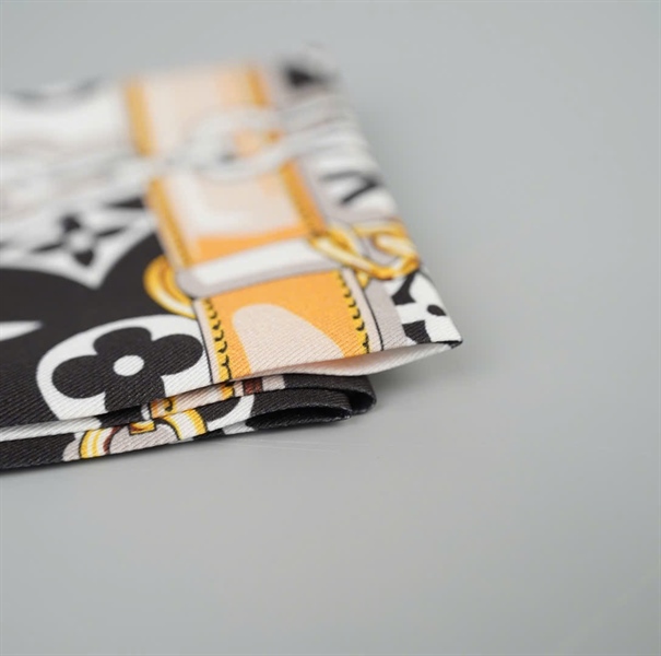 Khăn LV hoa trắng phối đen (HC)+