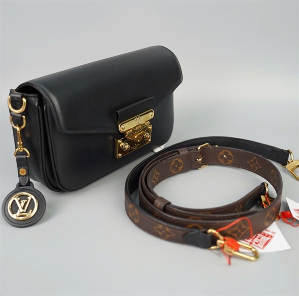 Túi LV Swing đen lòng hoa nâu kèm charm 2 strap sz20 (HC) +