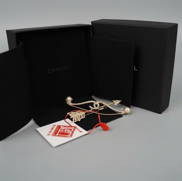 Cài áo Chanel hình cung tên (HC)+