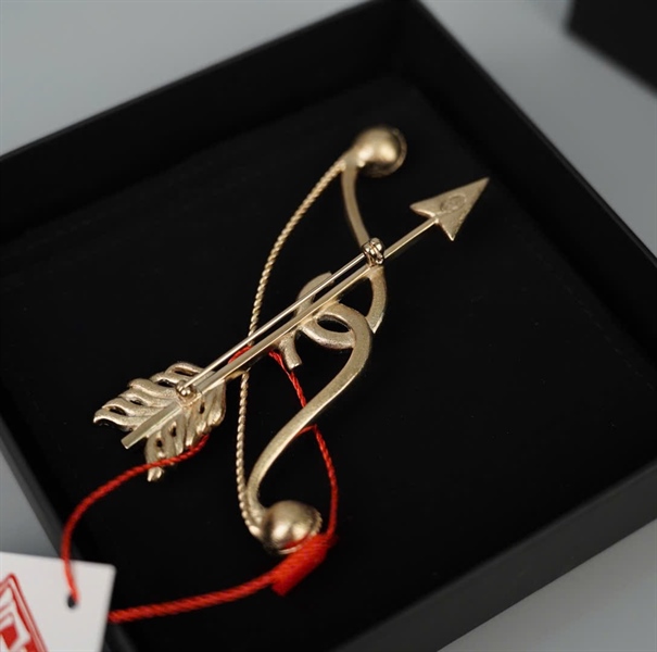 Cài áo Chanel hình cung tên (HC)+