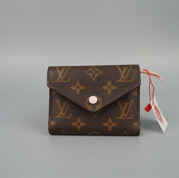 Ví LV hoa nâu nút hồng (LT) KG+