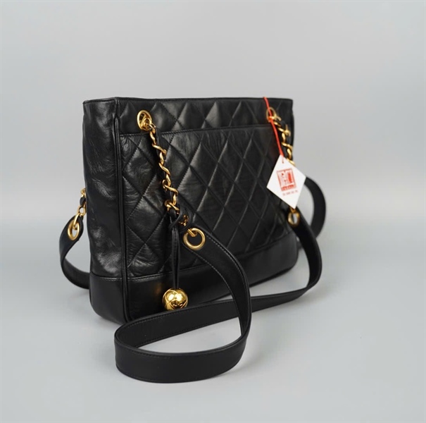 Túi Chanel đen kèm quả cầu vàng (2452983) sz26 KG+