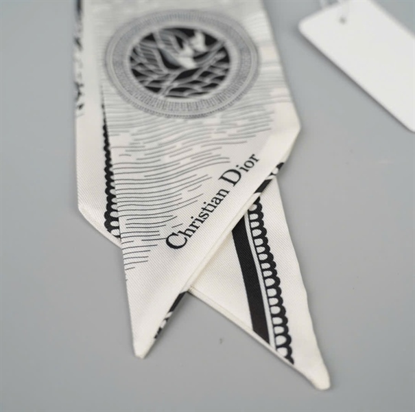 Khăn Dior đen in hình con cò (HC)+