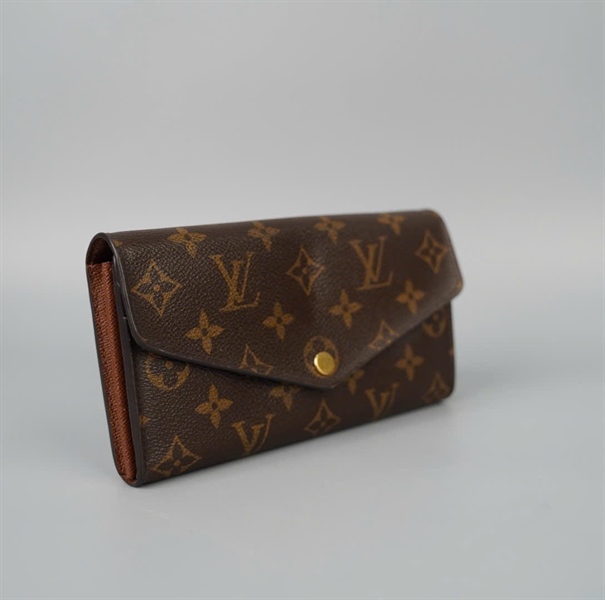 Ví LV hoa nâu nút vàng (LT) KG+