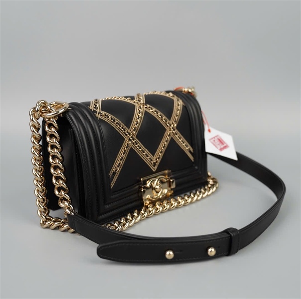 Túi Chanel Boy đen đính dây xích (TTU4JCC4) sz20 (HC)+