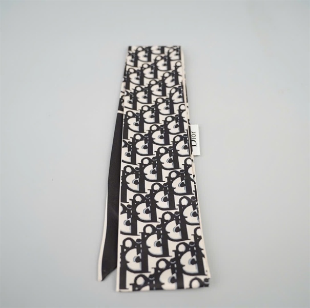 Khăn Dior đen (HC)+