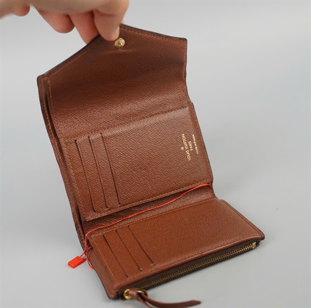 Ví LV hoa nâu nút vàng gập 3 (BQ) KG+