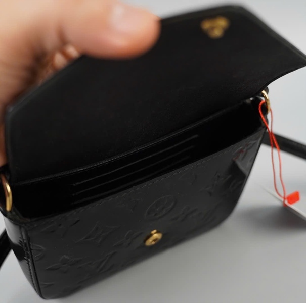 Túi LV đeo chéo chữ nhật đen bóng sz15 KG+