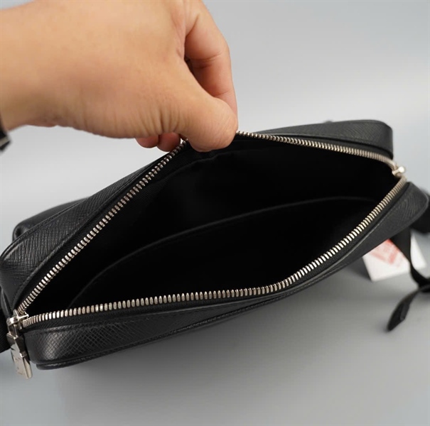 Túi LV đeo chéo hoa đen sz26 (BQ) KG+