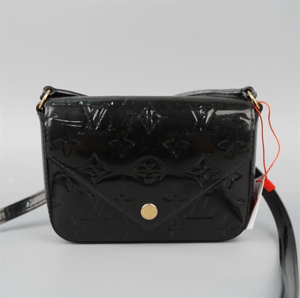 Túi LV đeo chéo chữ nhật đen bóng sz15 KG+