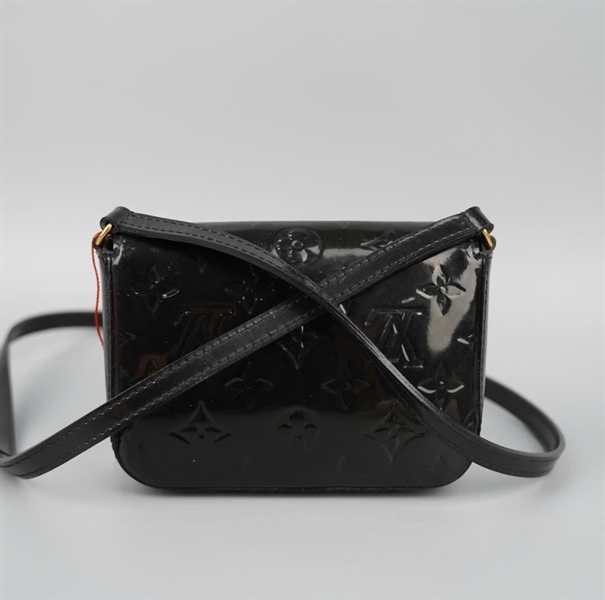 Túi LV đeo chéo chữ nhật đen bóng sz15 KG+