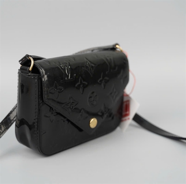 Túi LV đeo chéo chữ nhật đen bóng sz15 KG+