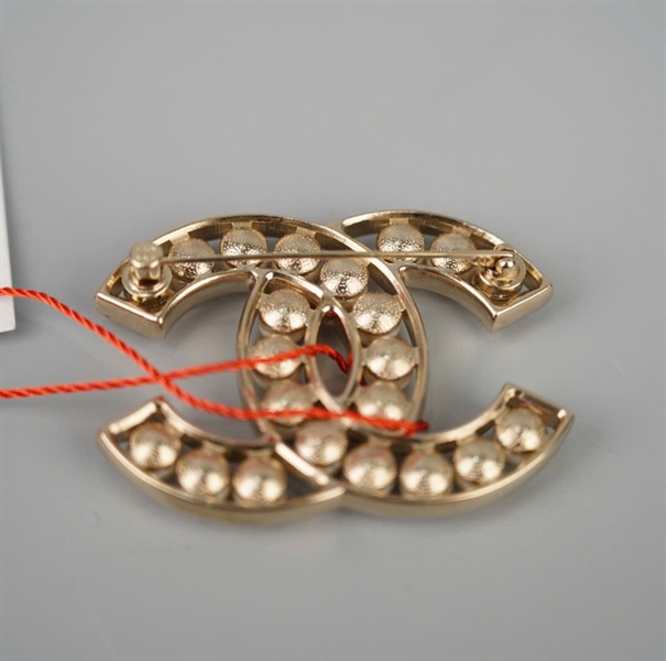 Cài áo Chanel đính châu KG+