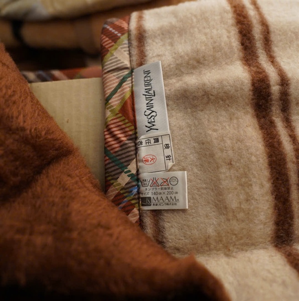 Chăn mền YSL nâu viền caro +