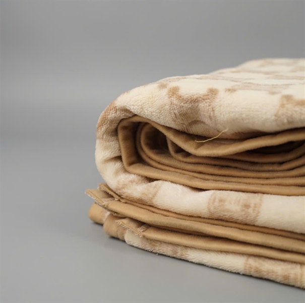 Chăn mền Celine vàng nhạt họa tiết +