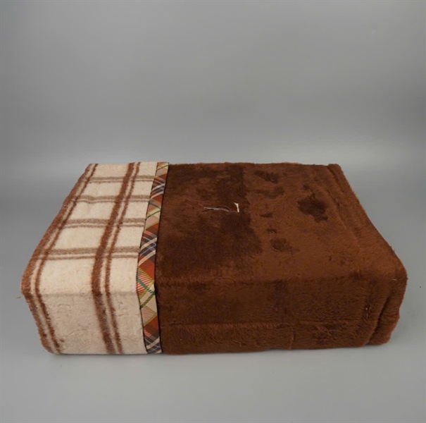 Chăn mền YSL nâu viền caro +