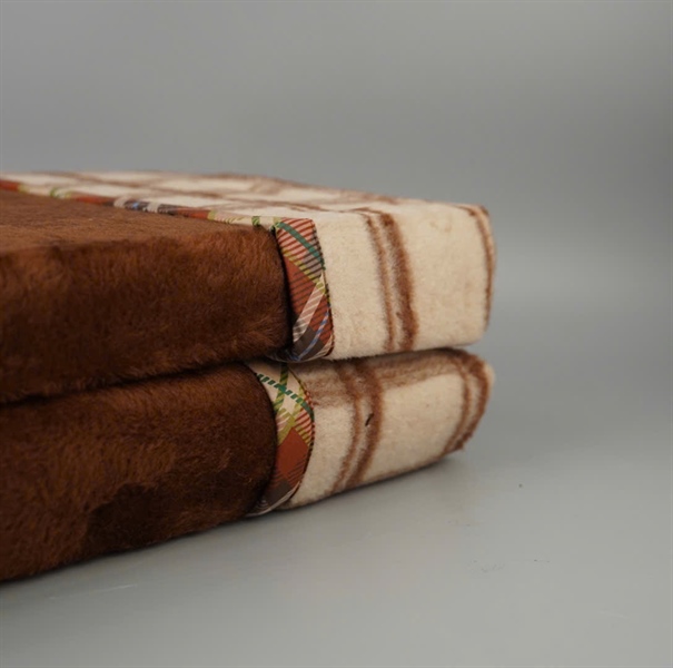 Chăn mền YSL nâu viền caro +